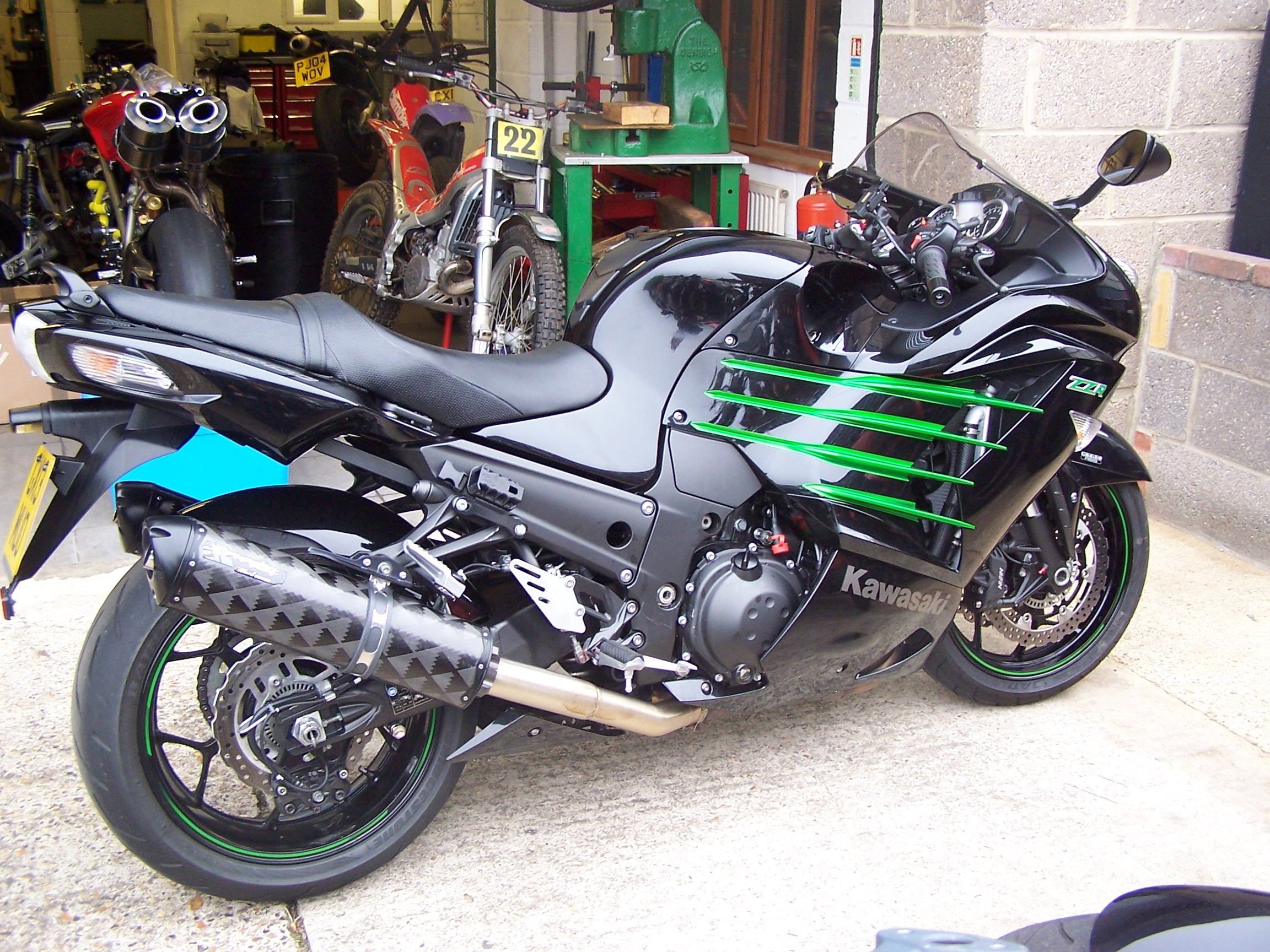 **UPDATE** Kawasaki ZZR1400 4,000 mile service and ECU remap – a fast engine made faster, and we’ve just added baffle in/out option to keep his missus happy!