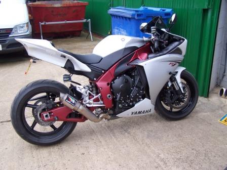 2009 Yamaha R1 fitted with Austin Racing exhaust ECU remap – more fuel Cap’n!