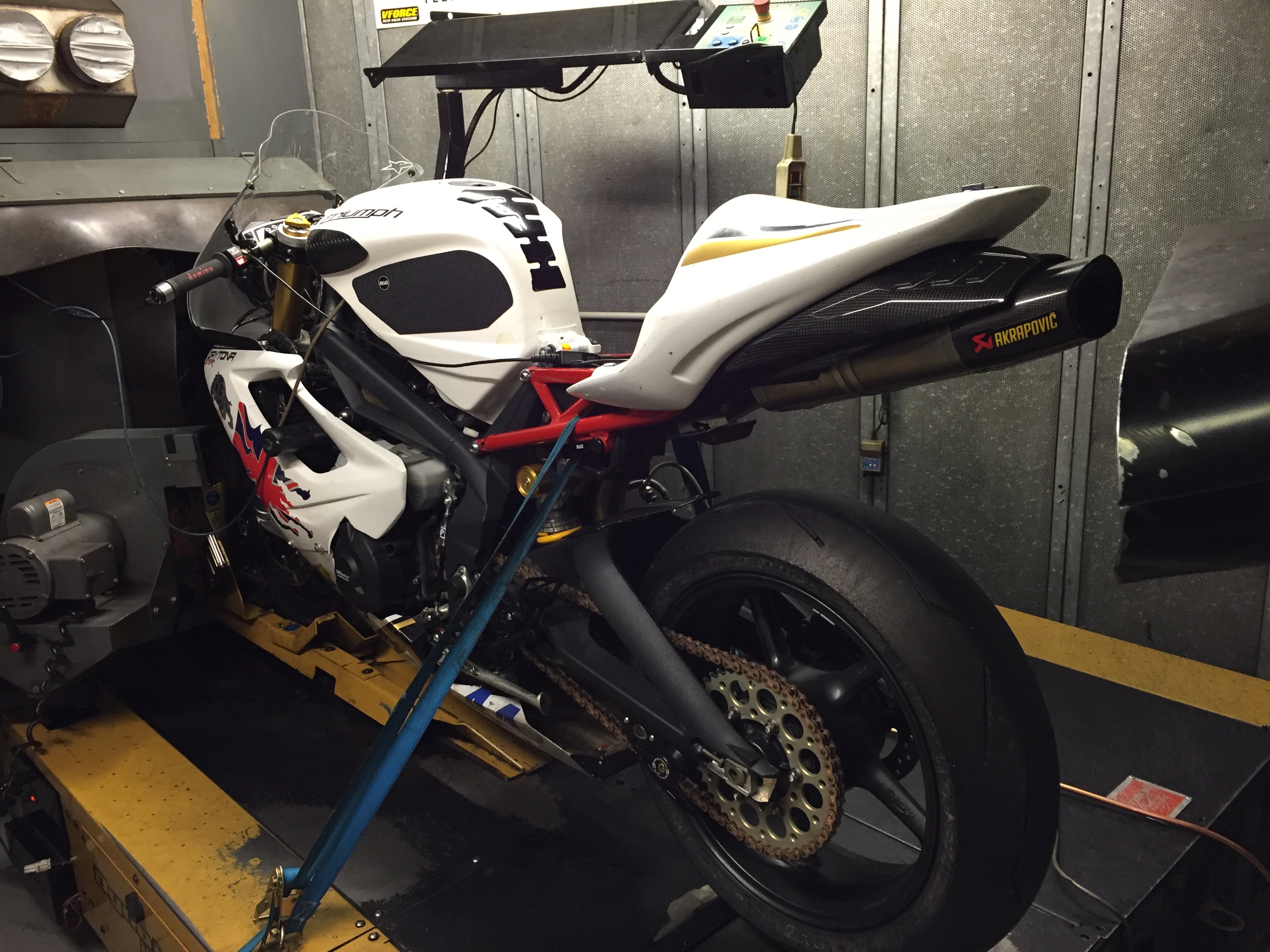 Triumph 675 Daytona track bike ECU remap; switch off all the emissions interference for a lovely power delivery