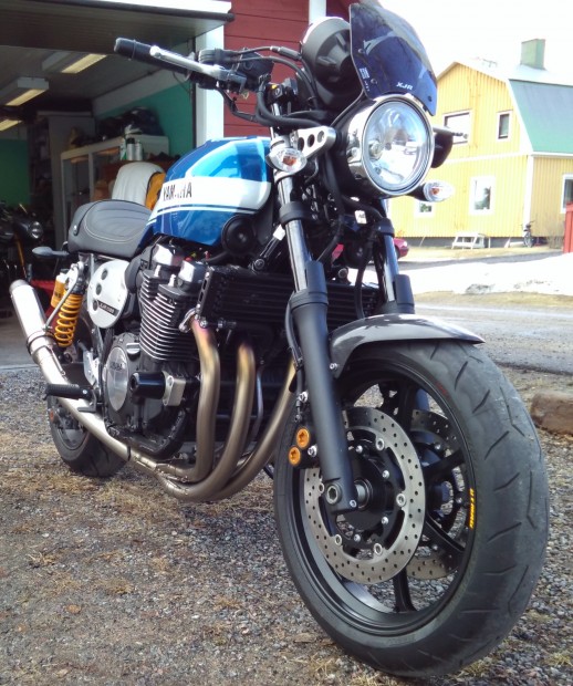 ...definitely a touch of '80s muscle bike/cafe racer going on here – nice!