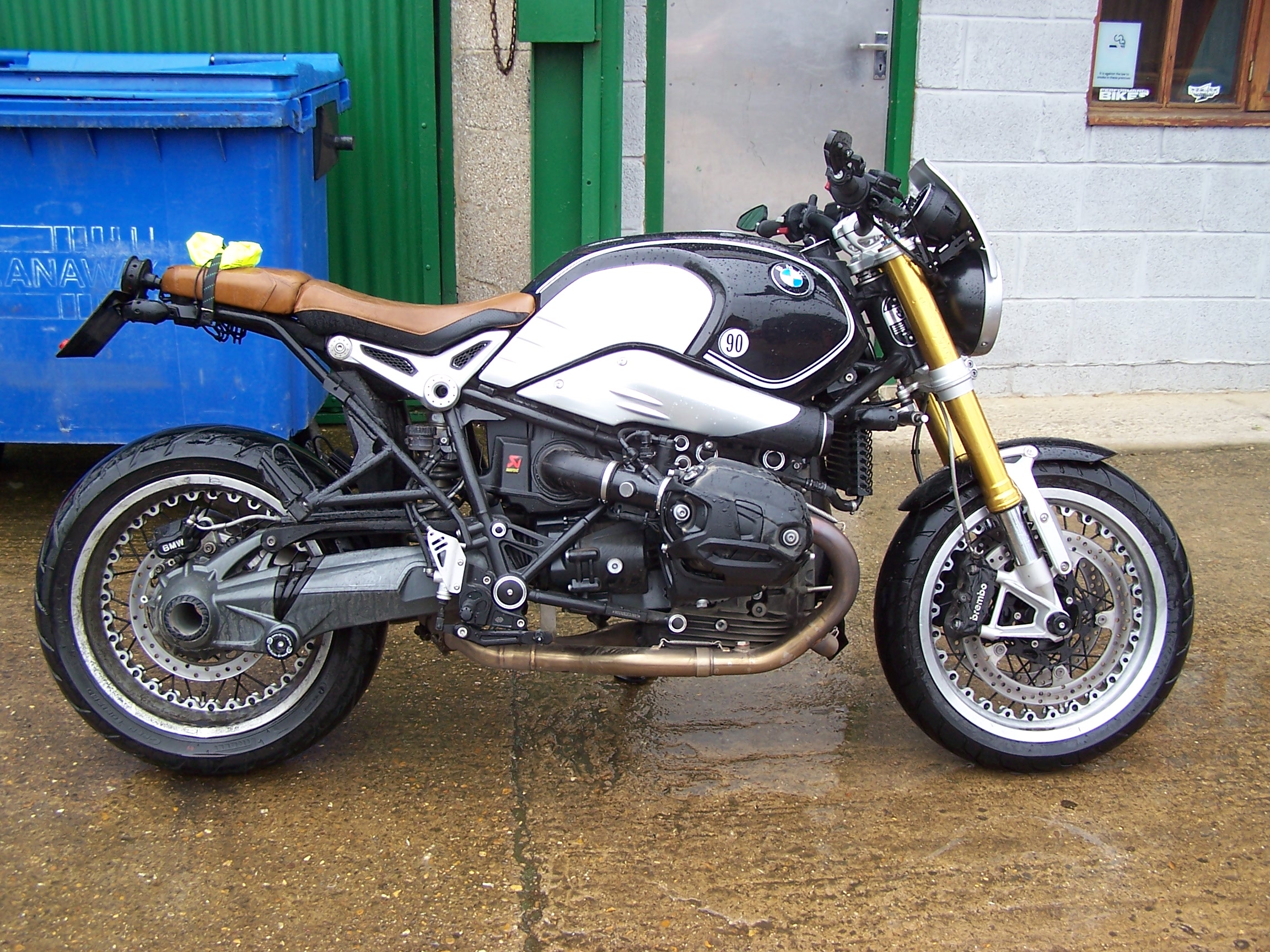 BMW R9T 2014 WITH FULL AKRAPOVIC EXHAUST